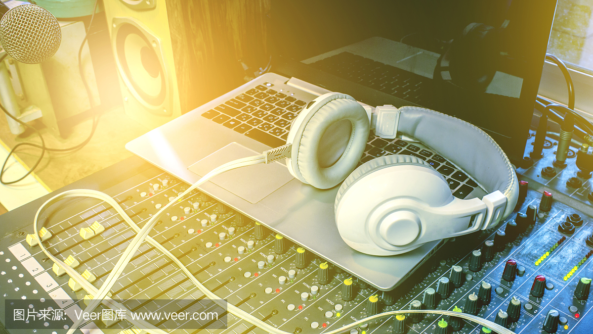 在錄音室監聽耳機。