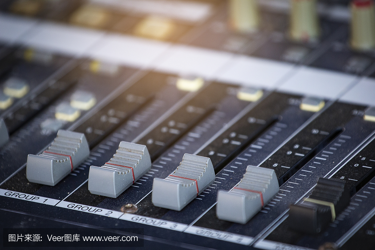 幻燈片調(diào)節(jié)音頻混音器的音量。工作室錄音設(shè)備