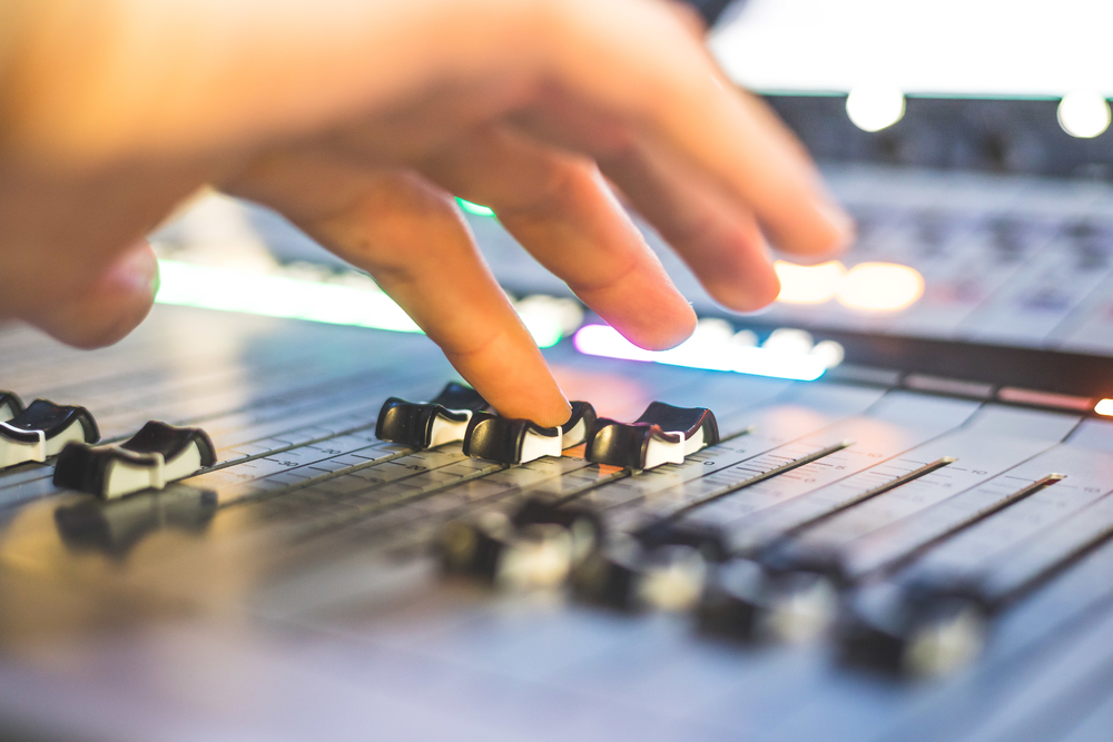 錄音室中的藝術(shù) 專業(yè)音響工程師的音樂(lè)制作現(xiàn)場(chǎng)